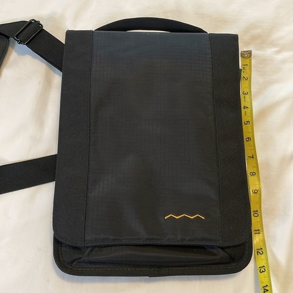 HIGHER GROUND Profile Slim Top Loading Compact‎ Shoulder Bag for Tablet Laptop - Picture 8 of 12